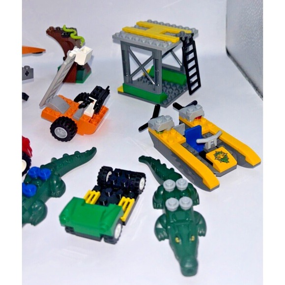 LEGO Minifigures & Accessories Bulk Lot Marvel/Jurassic/Jungle/City 2.11  Random - Picture 11 of 15